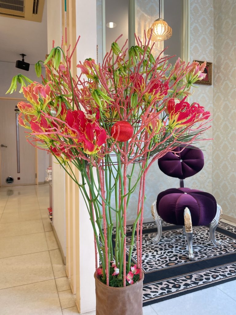 Gallery Flower arrangement with variations.